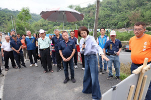許縣長一行會勘中寮多處道路排水野溪整治。（縣府提供）