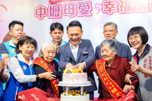 蘇副市長與模範母親們一同切蛋糕。