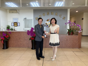 宣明智(左)致贈新竹榮家家主任白恩惠(右)明智燈。