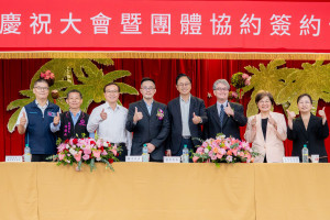 桃園市長張善政出席「桃園市中央造幣廠企業工會勞動節慶祝大會暨團體協約簽約」與貴賓合影。
