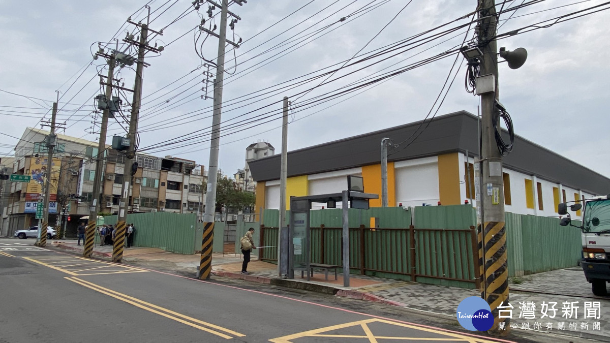 神岡國小地下停車場出入口左右兩側皆設有電桿，影響車輛進出視線。