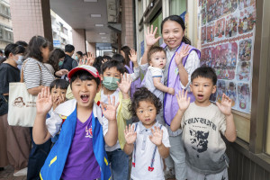 彰基非營利幼兒園林妡恩園長（右側身穿背心）表示，透過 AI 設備能讓孩子有實際體驗，將洗手成果具體化，從小建立紮實的衛生觀念。圖／彰基提供