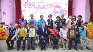 謝國樑表揚暖暖區15位模範母親　弘揚母愛無私精神