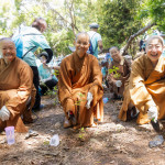 佛光山台北道場住持滿謙法師(左)、中區總住持覺居法師(中)與國際佛光會秘書長覺培法師(右)，為荒地種下台灣原生樹種。圖/佛光山提供