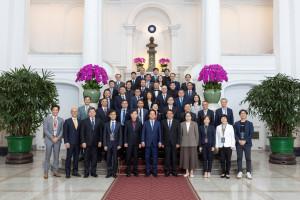 桃園市政府養護工程處榮獲「2025 IT Matters 數位轉型獎」，獲總統接見肯定。