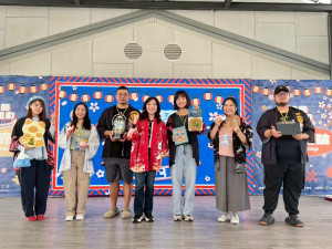 青年局長與桃藝工坊職人桃藝昭和町日式作品。