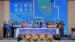 張市長出席「桃園市115年度五一勞動節模範勞工表揚」活動與出席貴賓合影。