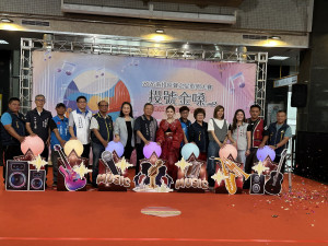 王副縣長與議員等來賓啟動投號金嗓活動。（記者扶小萍攝）