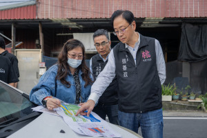 張善政市長視察龜山南美國小通學廊道與公兒六用地。