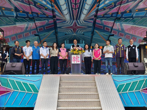 張市長出席「114年績優治安示範社區平鎮區新榮里頒獎揭牌典禮」與出席貴賓合影。