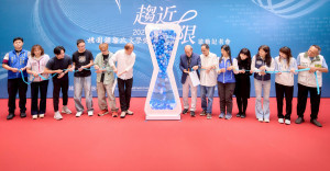 貴賓拉開象徵文學無限靈感的沙漏。