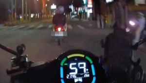 警方發動警網攔截圍捕，最終騎士仍遭警方強勢截獲壓制到案。