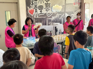 指導師生親手製作春捲，體驗食農教育的趣味與文化。