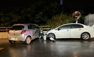 新屋區東福路發生死亡車禍，事故車輛橫停路中，警方到場封鎖調查。