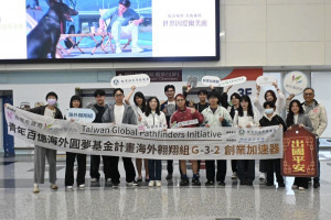 桃園市政府青年局局長侯佳齡與學員大合照。