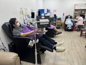 忘年關懷協會辦公益捐血十分踴躍。（記者扶小萍攝）