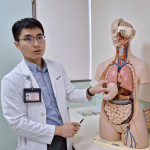嘉基醫院吳嘉浤醫師說明SASI(單接口袖狀胃切除迴腸繞道手術) 術式／嘉基醫院提供
