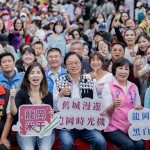 桃園市長張善政出席「115年桃園龍岡米干節」活動與大家合影。