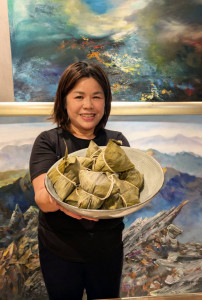 吳玉珮將金門家鄉風味融入粽子製作中，招牌產品「滿漢干貝粽」單顆重約230公克，大個頭肉粽完全展現金門人豪氣。