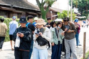 嘉義市區湧入許多遊玩皮克敏的人潮／嘉義市府提供