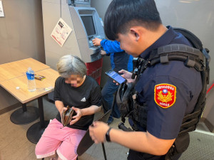 網路購物險遭詐，警方即時介入成功攔阻。