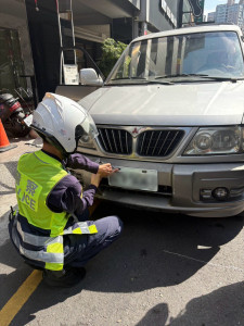 取締無照，當場移置保管車輛，並扣繳牌照三個月至一年。