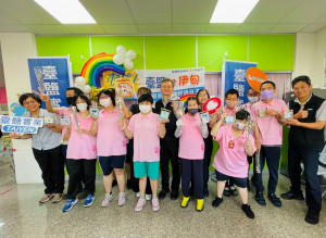 響應伊甸公益行動，臺鹽公司總經理李杰翰（中）、副總經理洪雅萍（後排右3）