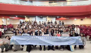 暨大舉辦2026「高等教育國際化與永續發展」國際學術研討會，主、協辦單位代表、與會貴賓，於開幕式合影。（暨大提供）
