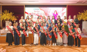 2026年全國自強母親表揚活動,來自桃園的鍾惠婷女士(後排左三)獲選家扶基金會全國自強母親,表揚來自全台23位在逆境中堅持不懈的自強母親接受表揚合照。