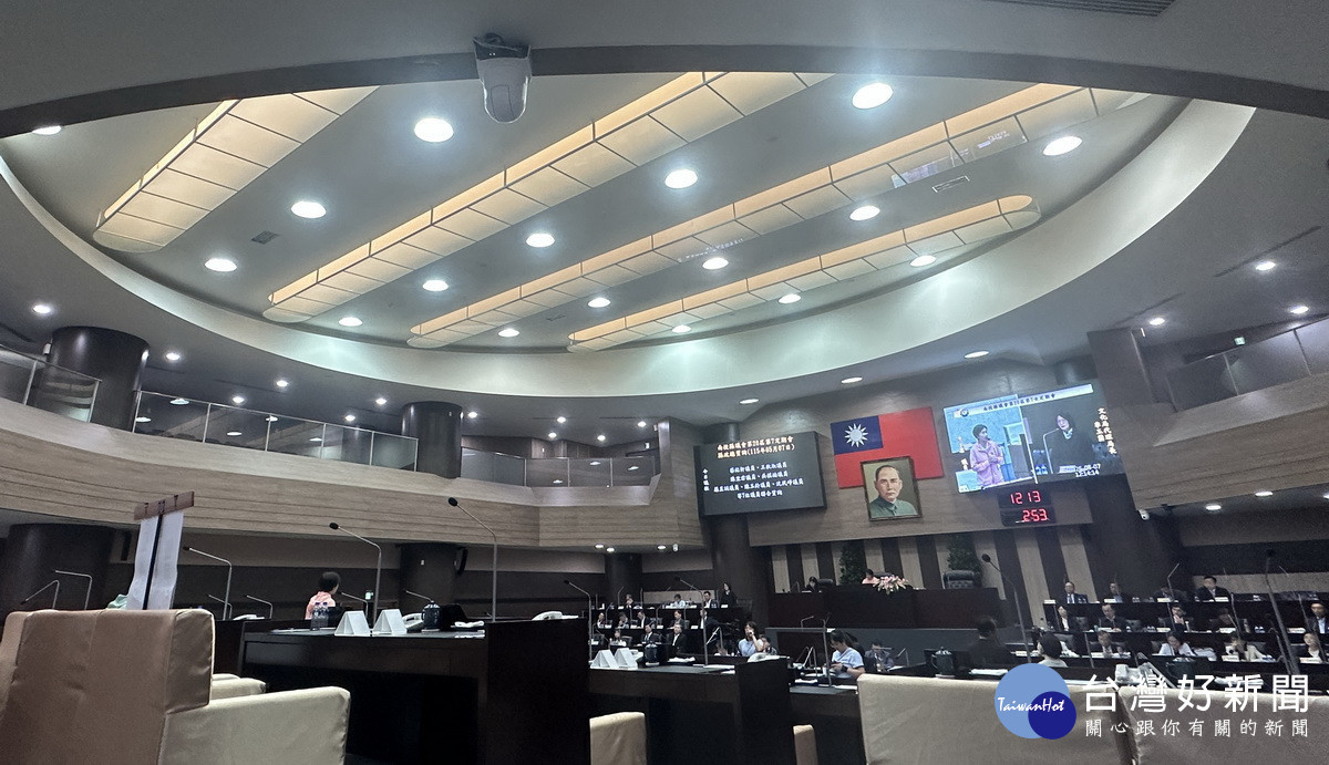 陳宜君議員質詢建議降低學生班級數。（記者扶小萍攝）