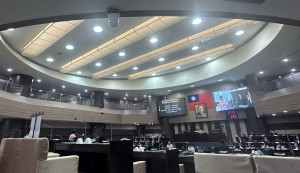 陳宜君議員質詢建議降低學生班級數。（記者扶小萍攝）