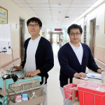 部桃白衣傳承，母子三人接力守護生命。哥哥王明仁（右）弟弟王明方（左）