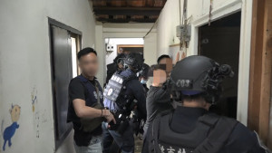 中壢警與新竹警攻堅破獲依托咪酯分裝場 。