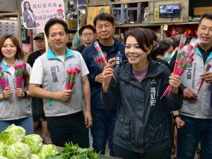 高虹安偕邱臣遠合體掃街發送康乃馨的芳香中圓滿完成。