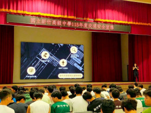 新竹市警察局交通隊至新竹市轄內高中各校進行交通安全宣導。