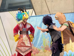 屏菸「博物館冒險王」主題市集，邀請蘋果劇團《開心小龍女》演出（圖／屏東縣政府提供）