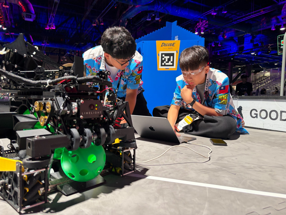  Team 17257 GoBuilder.GC跨校聯隊於比賽現場進行機器人調整、維修與策略討論。（圖／Team 17257 GoBuilder.GC）