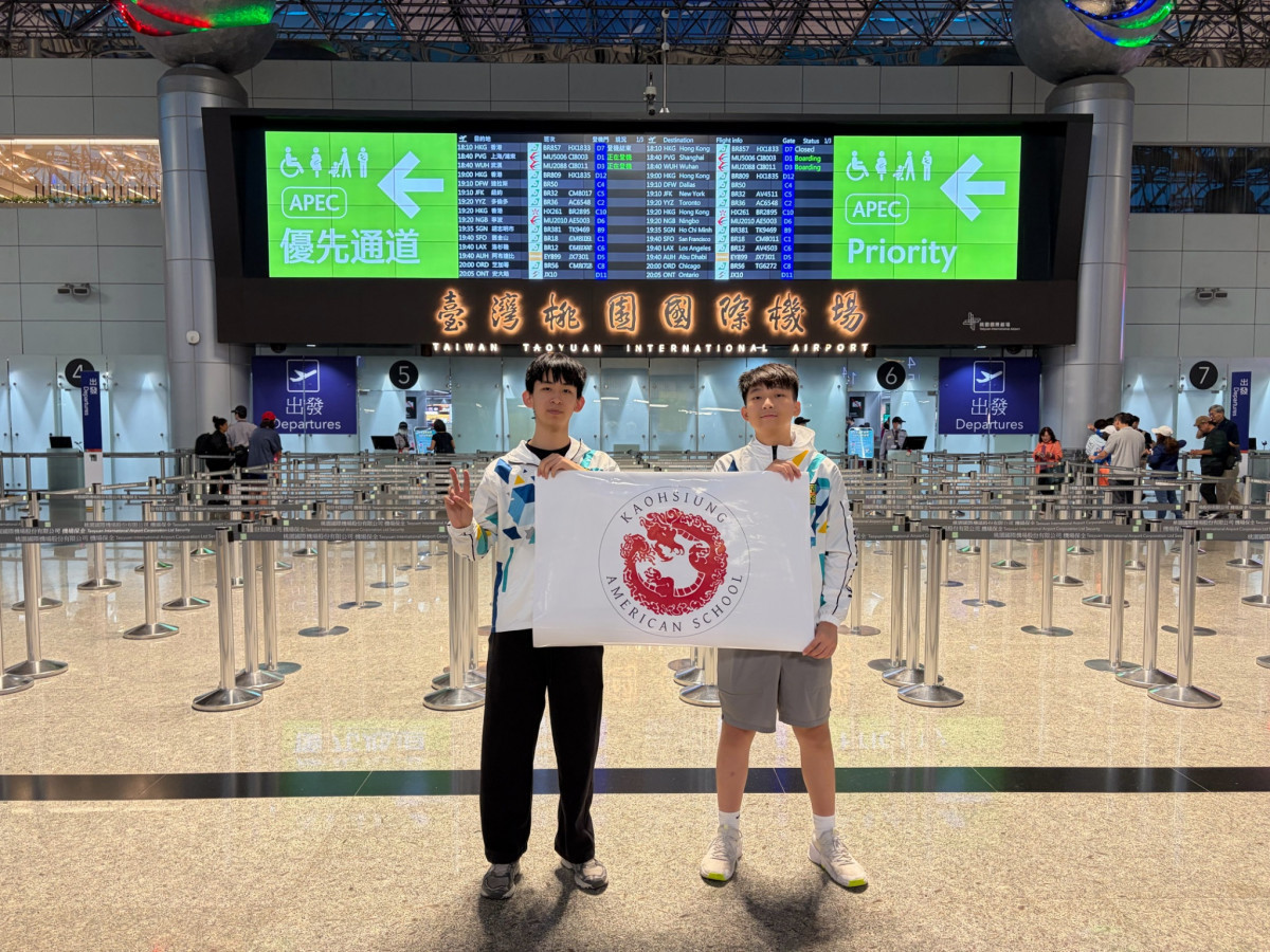 高雄美國學校學生蘇韋誠與賴家弘於機場合影。（圖／Team 17257 GoBuilder.GC）