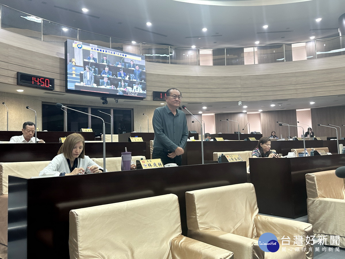 議員關心幸福巴士能否串聯讓偏鄉交通更便利。（記者扶小萍攝）