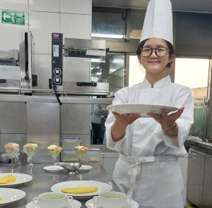 學員顏如琪經歷西餐烹調專業班後，成功轉職為飯店廚師。