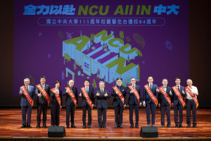 中央大學111週年校慶頒發第23屆傑出校友，左至右：李民立、任貽均、林雨潔、梁顥曦、吳政宏、蕭述三校長、施忠賢、莊嘉郁、陳加偉、詹承翰、洪進福、張鎮華。