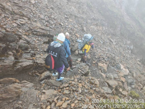 玉山主峰下風口附近墜谷案，救援人員挺進。（南投縣政府消防局第三大隊提供）