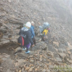 玉山主峰下風口附近墜谷案，救援人員挺進。（南投縣政府消防局第三大隊提供）