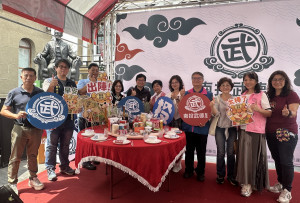 李代理局長與來賓為南投武德製造揭開序幕。（記者扶小萍攝）