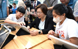 彰化斥資近10億推動「生生有平板」，率先完成全縣學生一人一機。圖／記者鄧富珍攝
