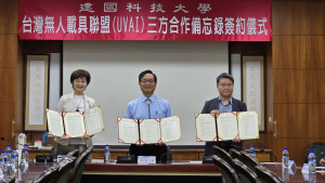 台灣無人載具聯盟主席林世賢（中）建國科大校長王榮組（右）台灣永續價值共創協會理事長林瑛娜。圖／彰化市公所提供
