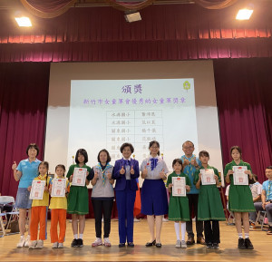 頒發優秀幼女童軍獎章。