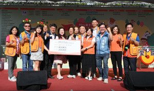 弘道彰化服務處感謝王惠美縣長一起助老與國際獅子會300D 1區攜手推動「弘道親子公益市集」號召獅友們捐款支持助老服務。圖／弘道提供