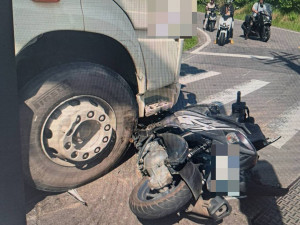 曳引車轉彎與機車發生碰撞。