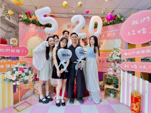 桃園市共有439對新人完成結婚登記後合影留念，為「520我愛你」留下甜蜜回憶。